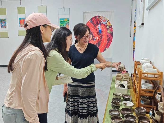 秦岭笑谈 墨染乡野传文脉，青春寻访守匠心——曲阜师范大学学子调研日照农民画非遗传