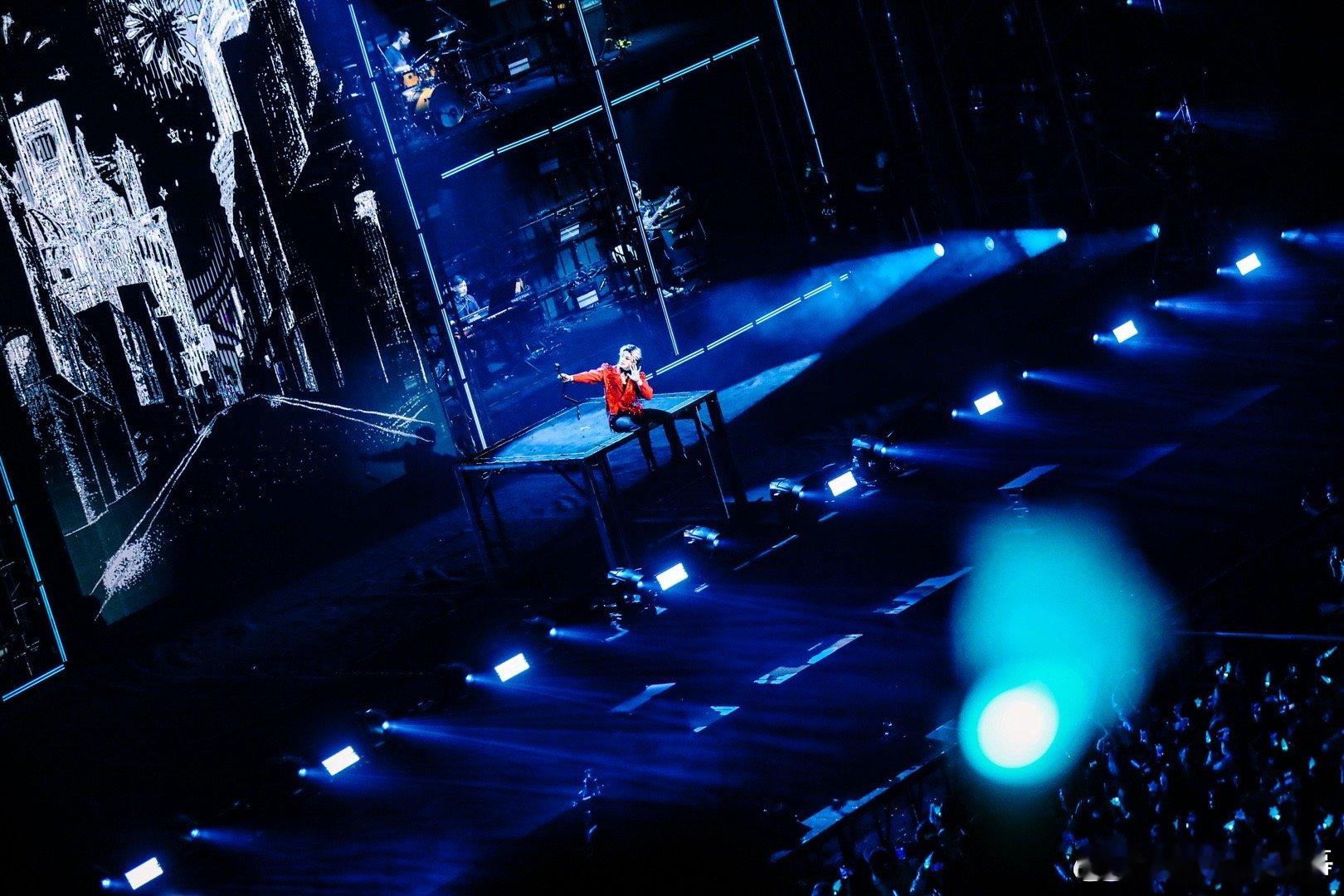 #石凯烟火燃起时演唱会首唱# 当烟火遇上歌声，石凯的《烟火燃起时》在演唱会现场绽