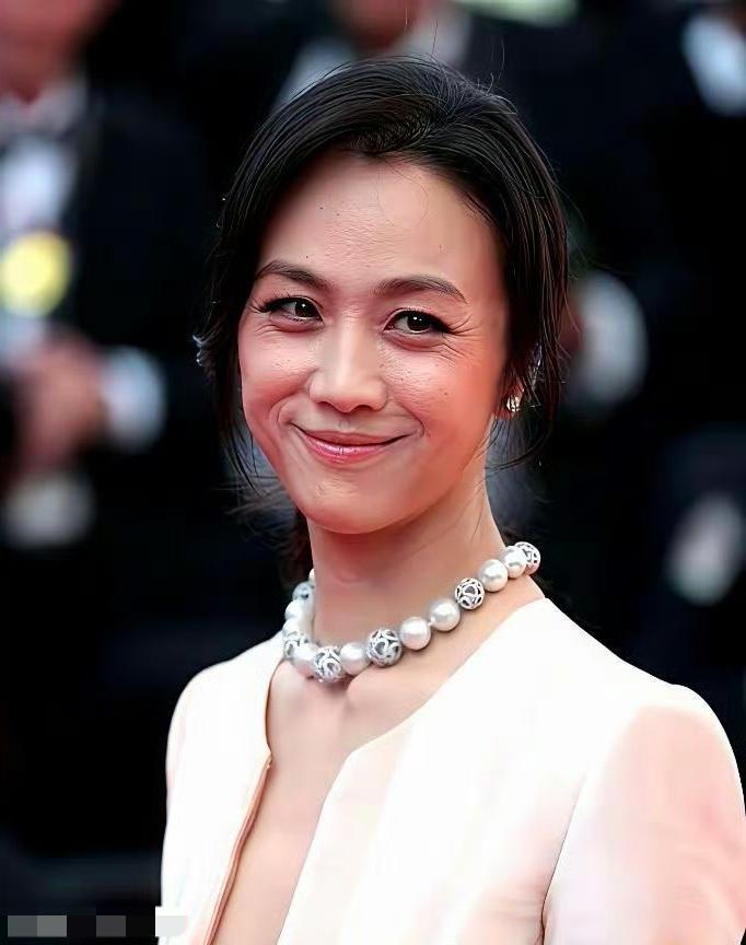 汤唯脖子上那如同鸽子蛋般的珠子，就是电视剧里常说的顶级的南洋珍珠啊！每一颗都大得