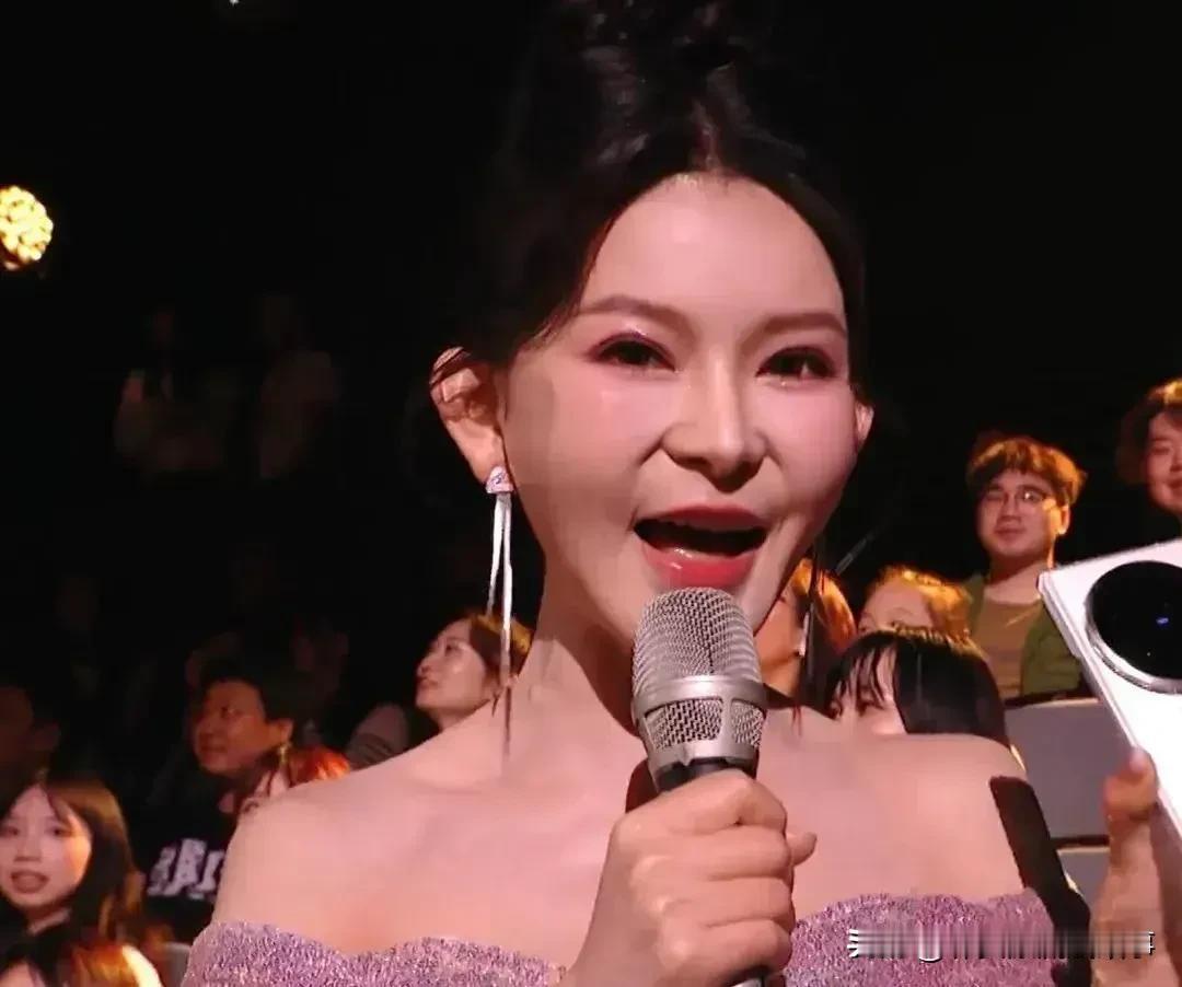 湖南卫视主持人周微微才24岁，是个00后，真的好年轻啊，正值青春年华，作为新生代