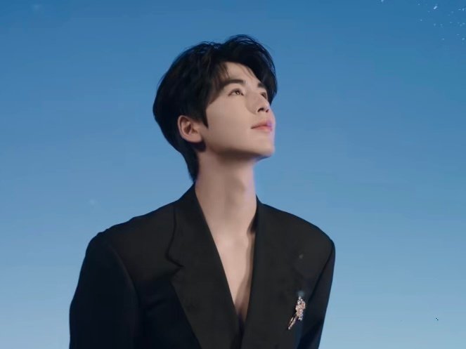 张凌赫国风包帅的  的国风短片开场身着黑色深V国风套装包帅的 