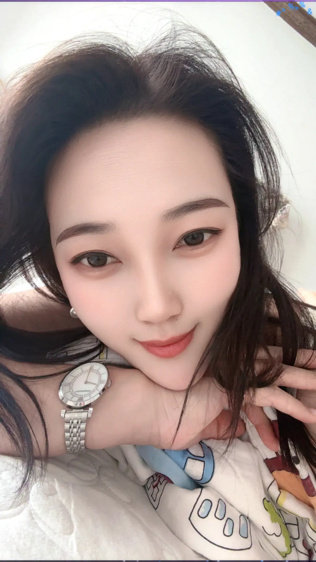 一定会有一个人，带着真诚靠近你。 会因为是你而爱你。 懂你的破碎，拥抱...