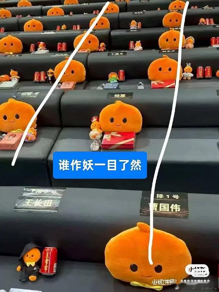 杨幂身子斜的都快躺那了幂姐娃娃跟幂一样爱斜着，这个微博之夜一点不ooc 