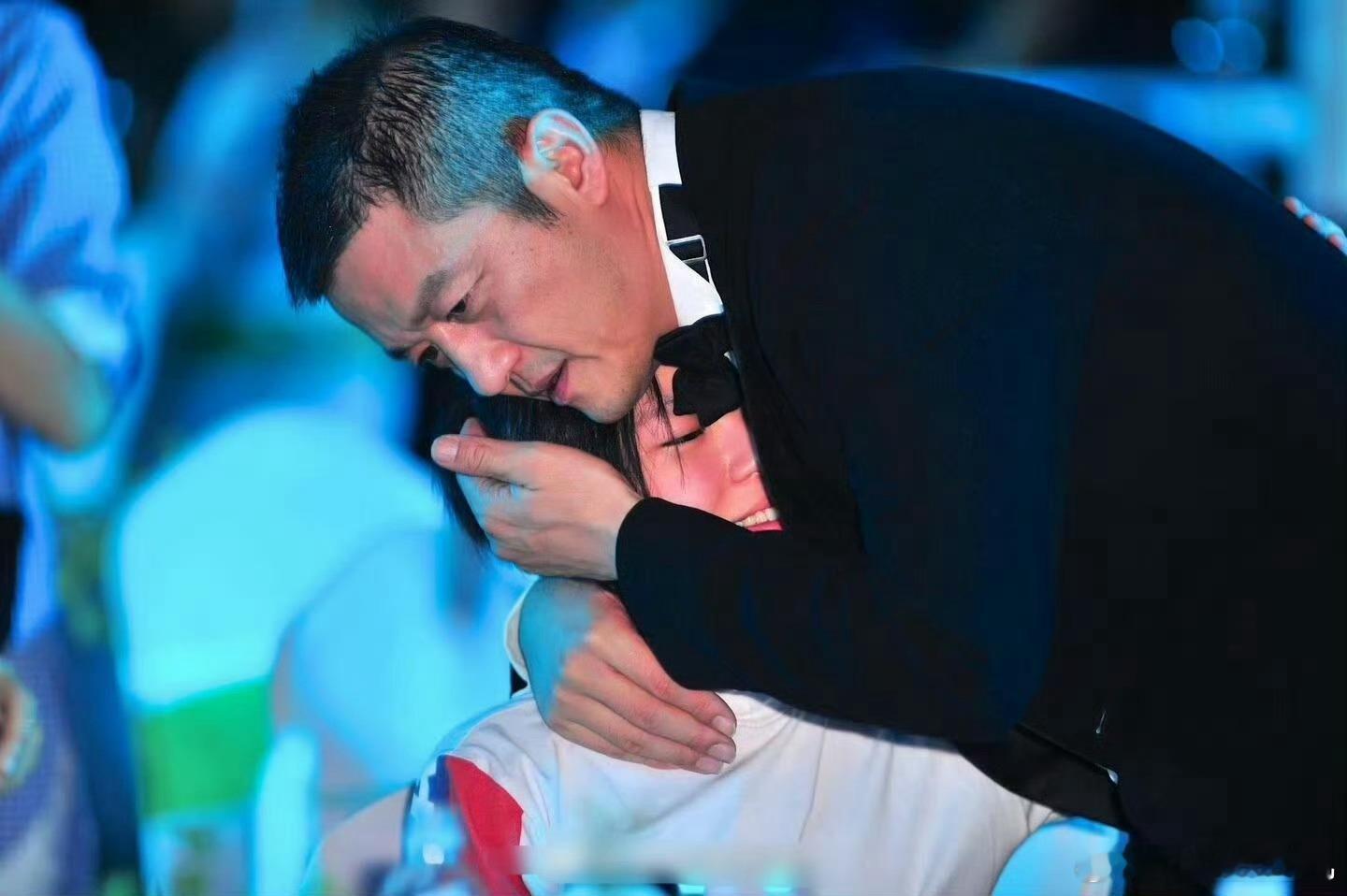 王菲李亚鹏窦靖童李嫣同框旧照嫣然晚宴旧照那时候一家四口都笑的很开心呀，可以肯定李