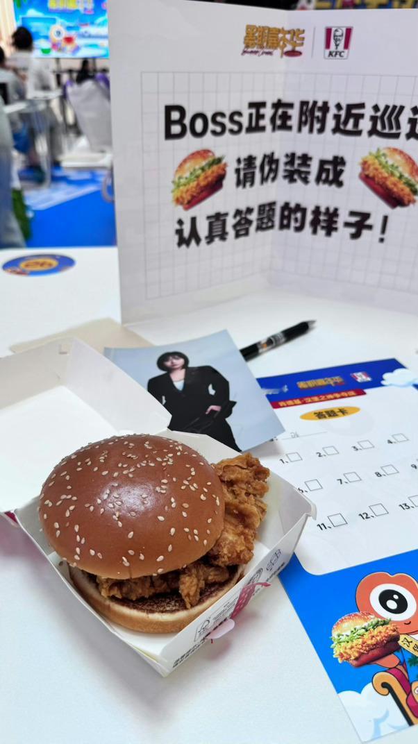 北京首届吃汉堡大赛大城市就是好玩啊！北京首届吃汉堡大赛，现场超多明星小卡、亲签明