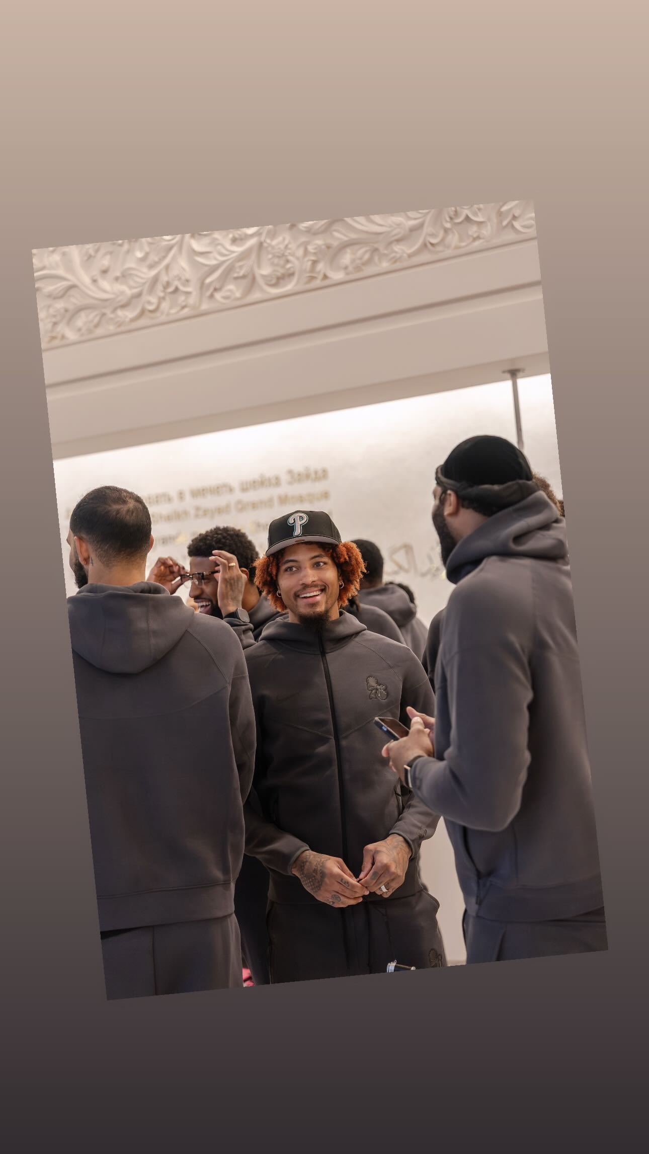 在乌布雷的社交媒体发现了一枚“眼镜泡”[酷]费城76人我的观赛搭子NBA季前赛 