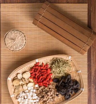 为何伤精日久会导致身体阳气虚弱、命门火衰？中医视角解析








很多伤精