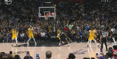 NBA赛场镜头：詹姆斯主防小卡，后者追平球打铁，詹姆斯助攻雷迪什扣篮，杀死比赛！