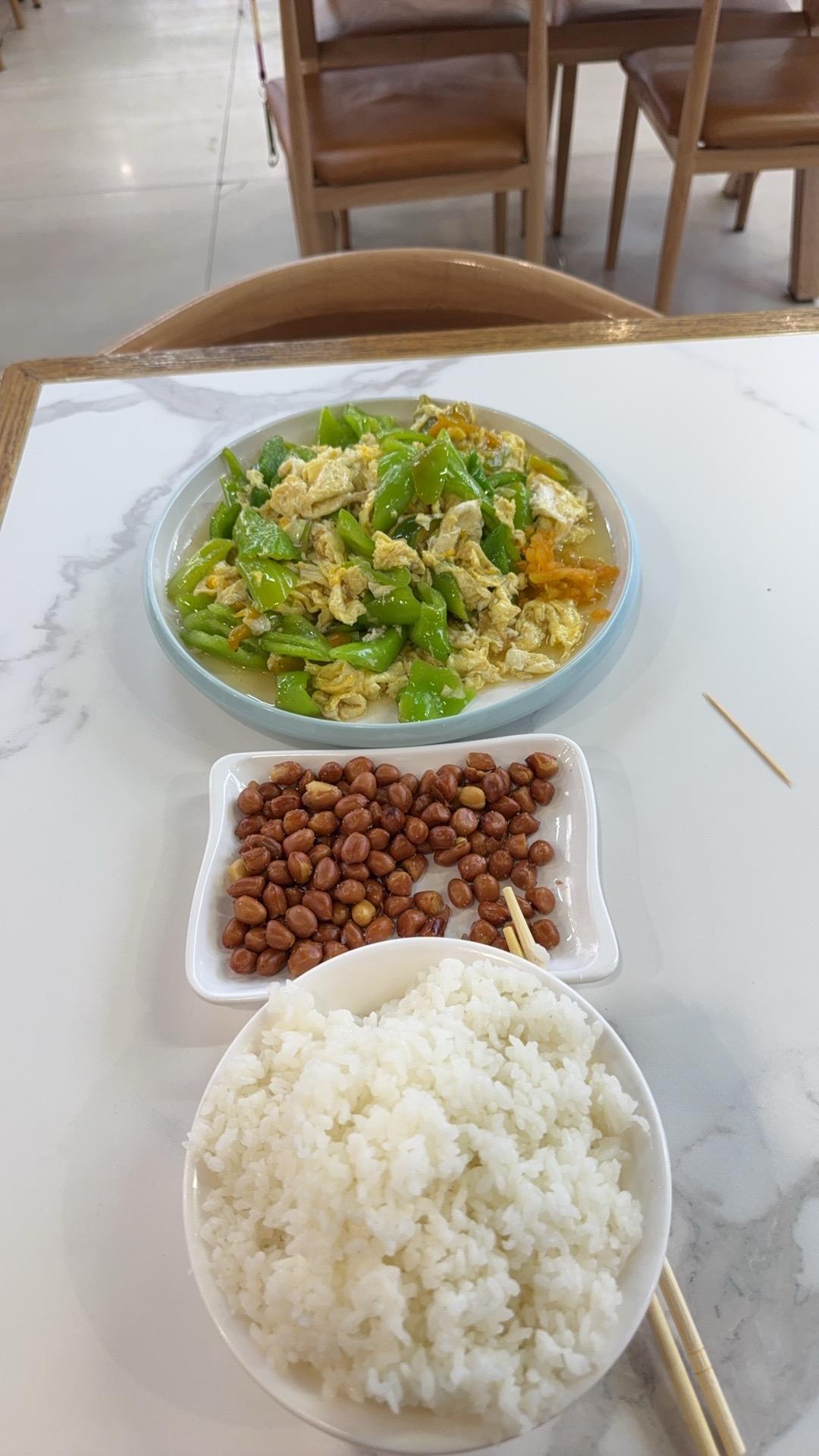 茶香扑鼻，花生满盘。