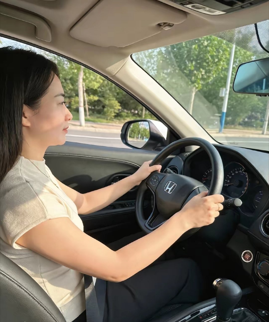 自己会开车后，才慢慢琢磨出这些实在道理：第一，别主动让人蹭车。人家不开口，你就别