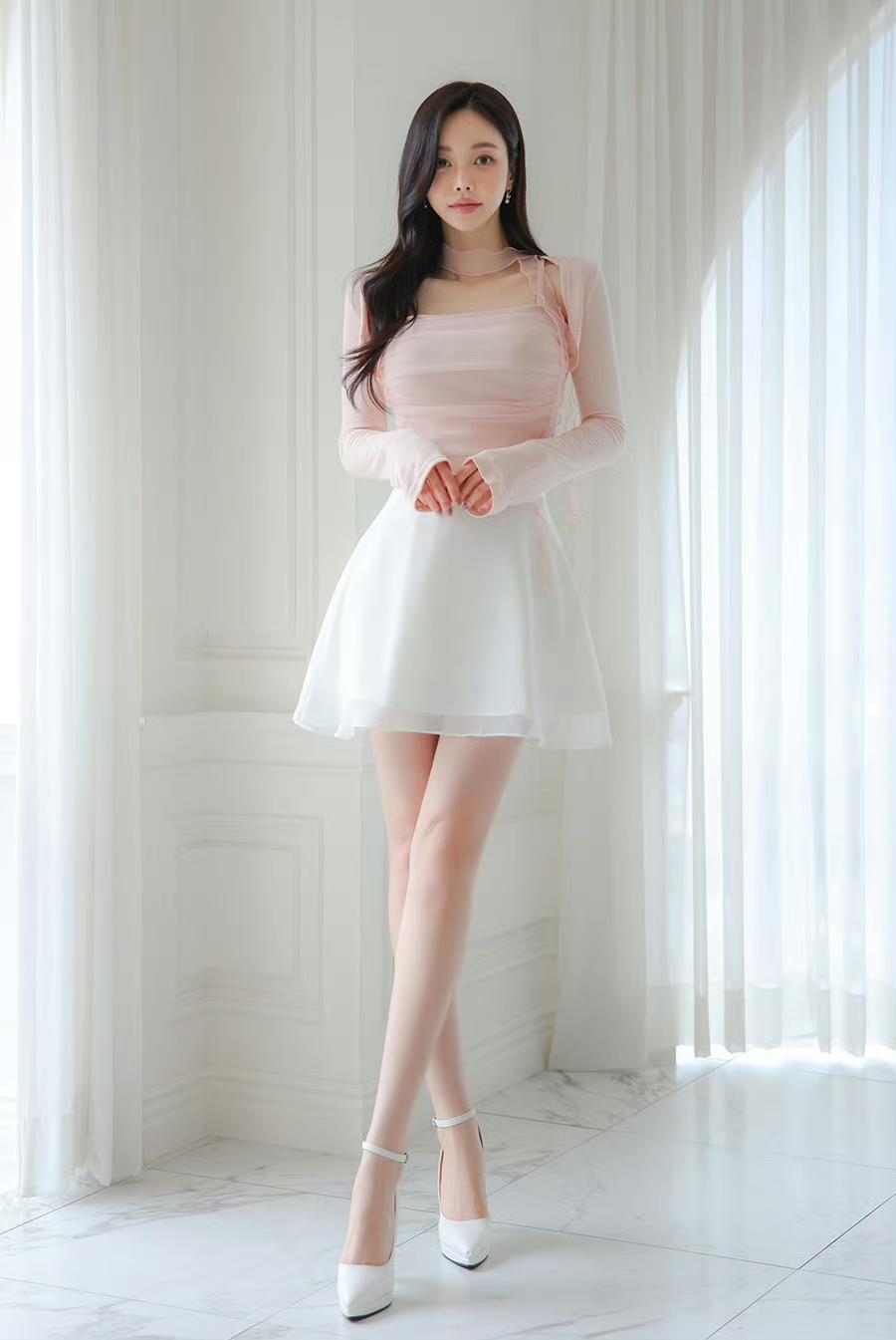 温柔是藏在细节里的浪漫✨
粉白交织的纱裙，是春天写给少女的诗
半透的网纱裹着软乎