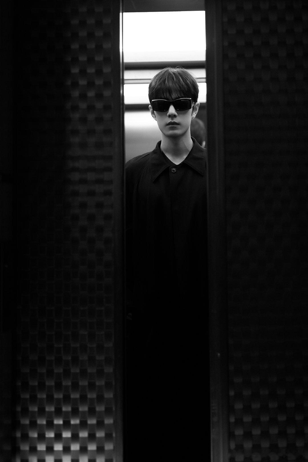 肖战墨镜看秀造型肖战以经典为底与先锋相遇好的呀 