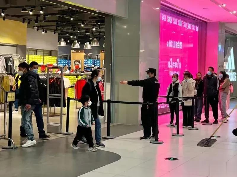 “可以买贵的，但绝对不能买贵了！”侍墨突然发现，年轻人中出现了一场“反向消费”的