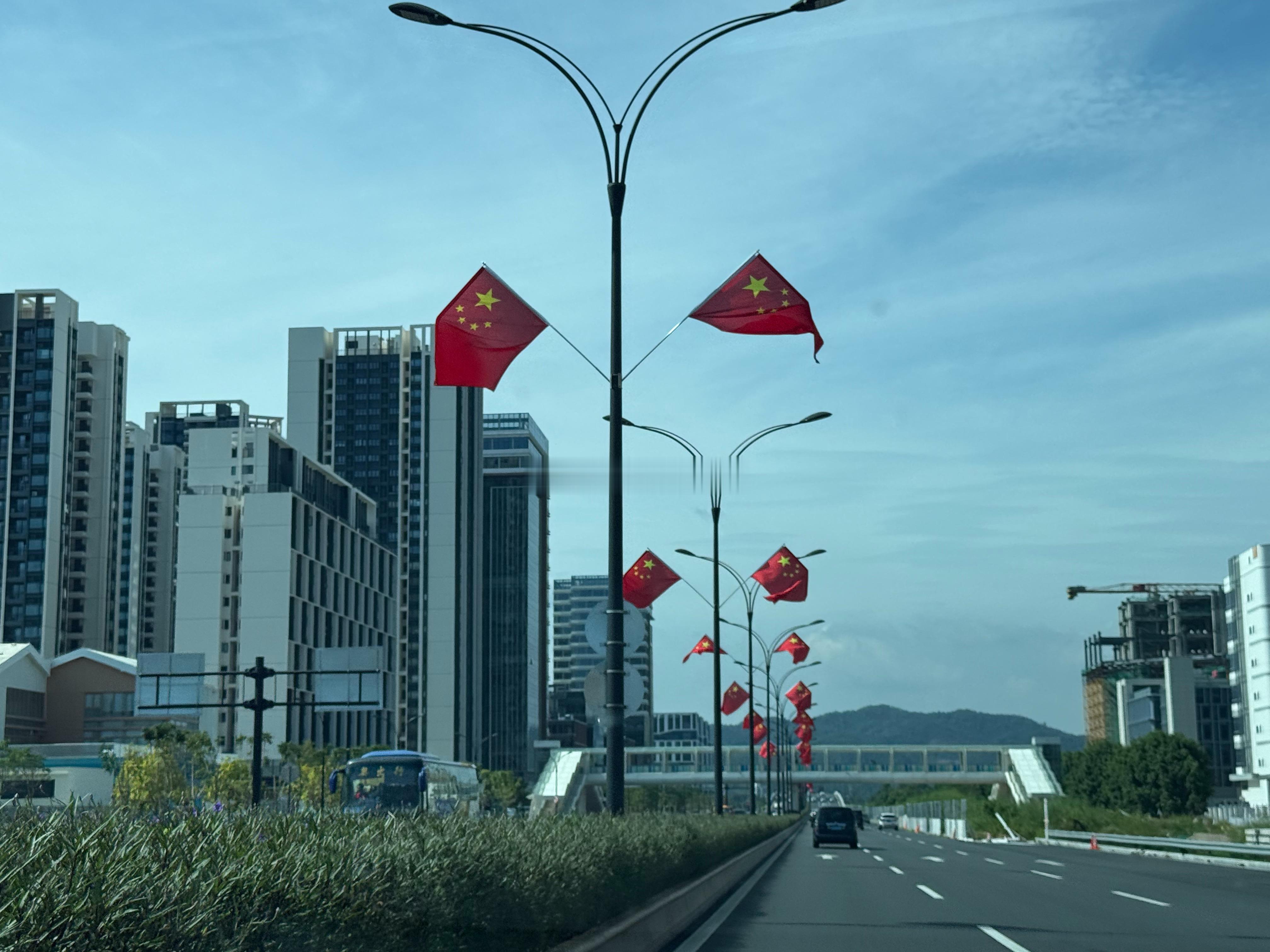 路上开始挂国旗，听着《我爱你，中国》！国庆的氛围挠一下就起来了！该说不说，还是喜