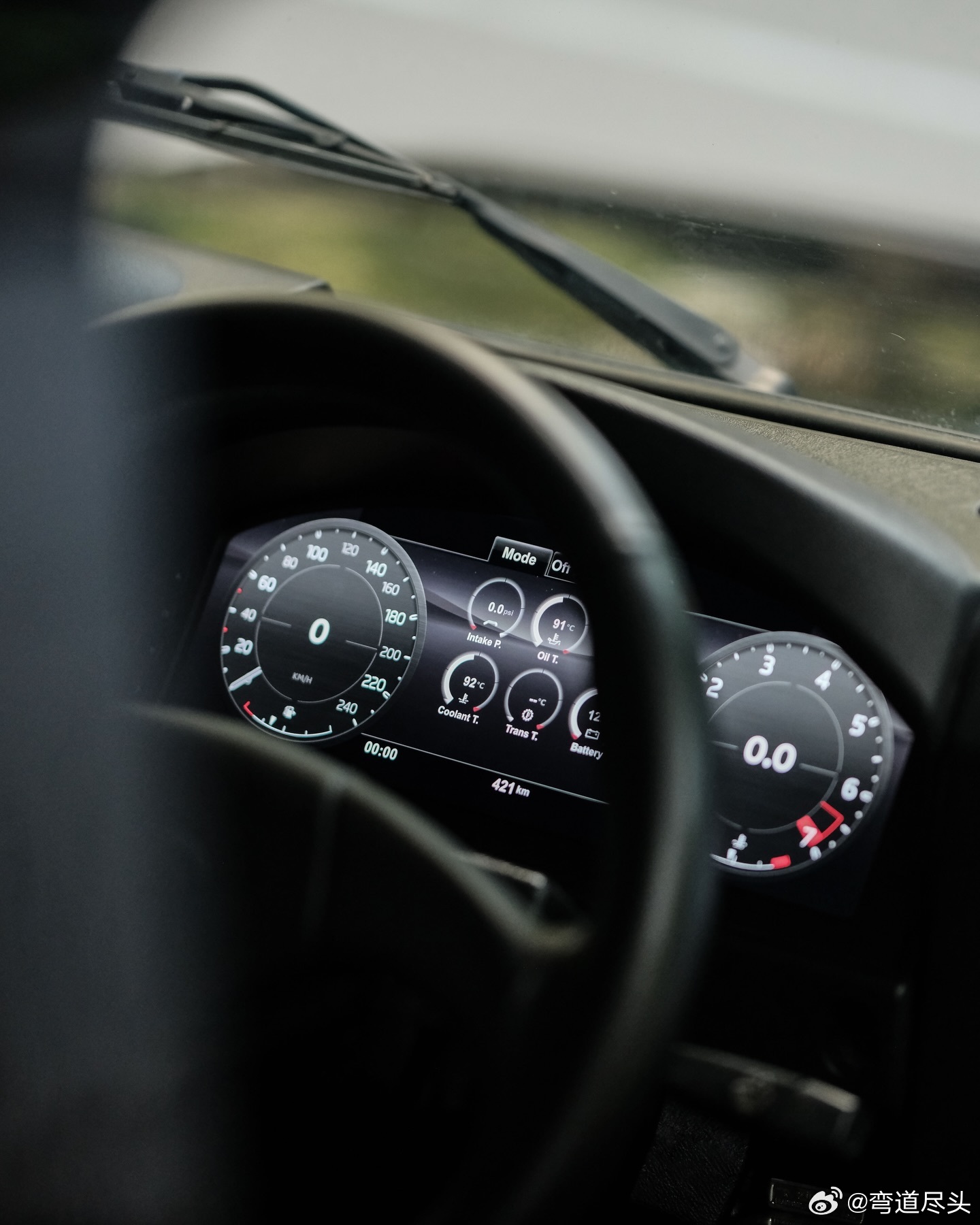 路虎卫士  线条简洁，姿态沉稳，一切都显得从容不迫。设计重点不在于场景本身，而在