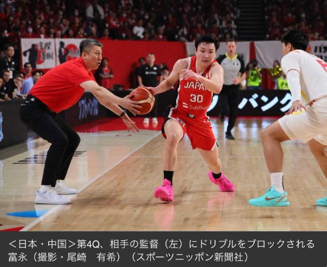 亚预赛，中国队逆转胜日本，而且还是在裁判介入8打5的情况下赢下的比赛，原本值得高