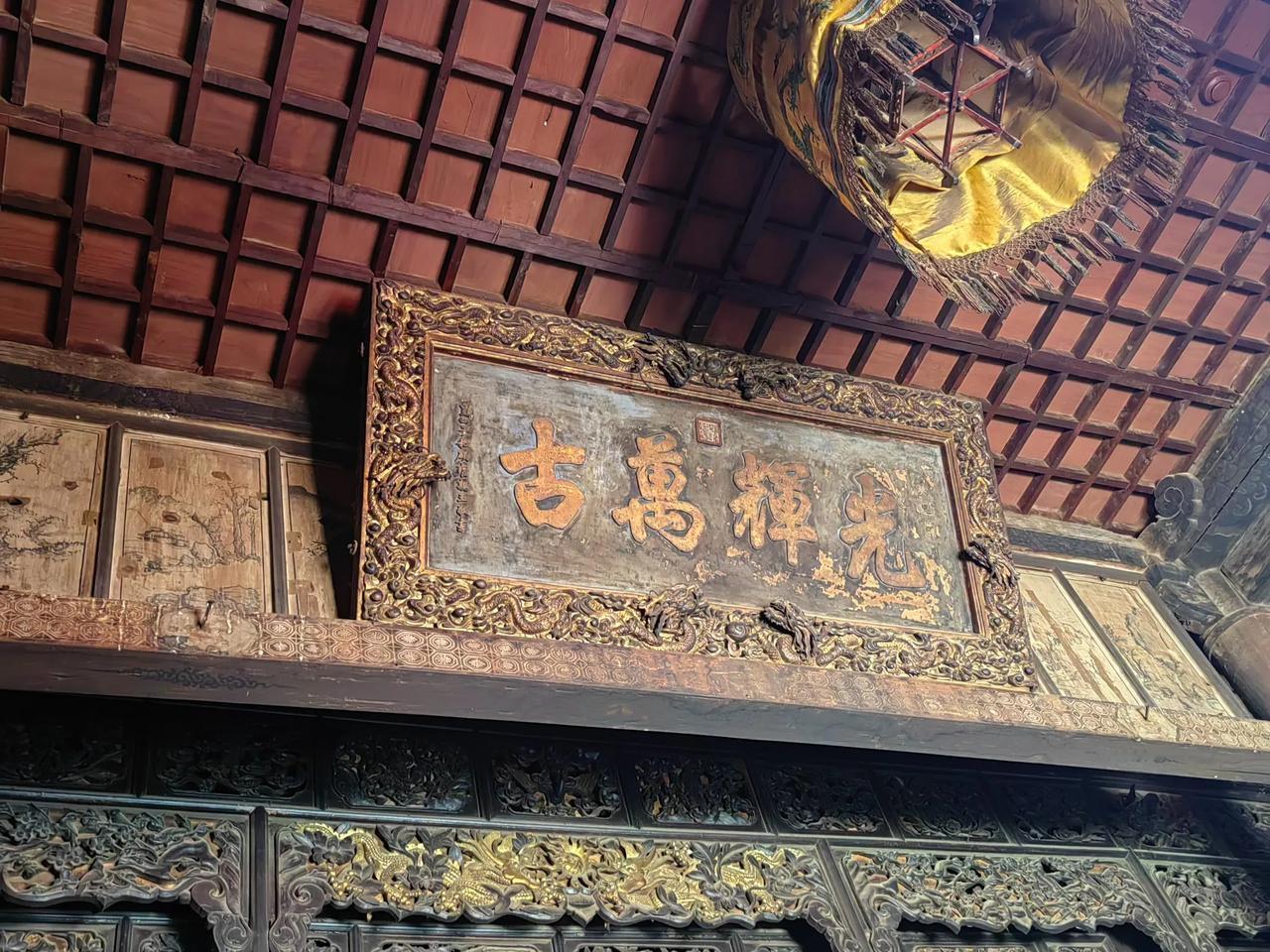 山西省洪洞县著名寺院广胜寺上寺庙堂里面有一块匾额，书写着“光辉万古”四个大字，落