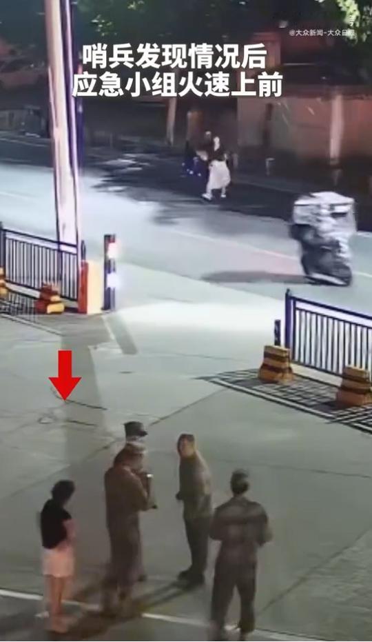 简直胆大妄为！某地武警支队门口，一对母女原本正沿着路边正常行走，没想到突然被一名