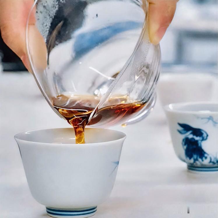 《茶器即道·青玉案体》
玉盘三器静无言，素瓷冷，意如渊。盖碗公道皆成禅。器凝清露