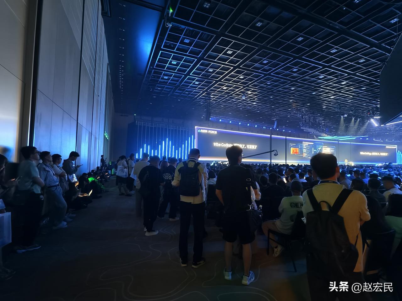 2026火山引擎FORCE原动力大会，现场爆满，立足之地也快满了，大家都席地而坐
