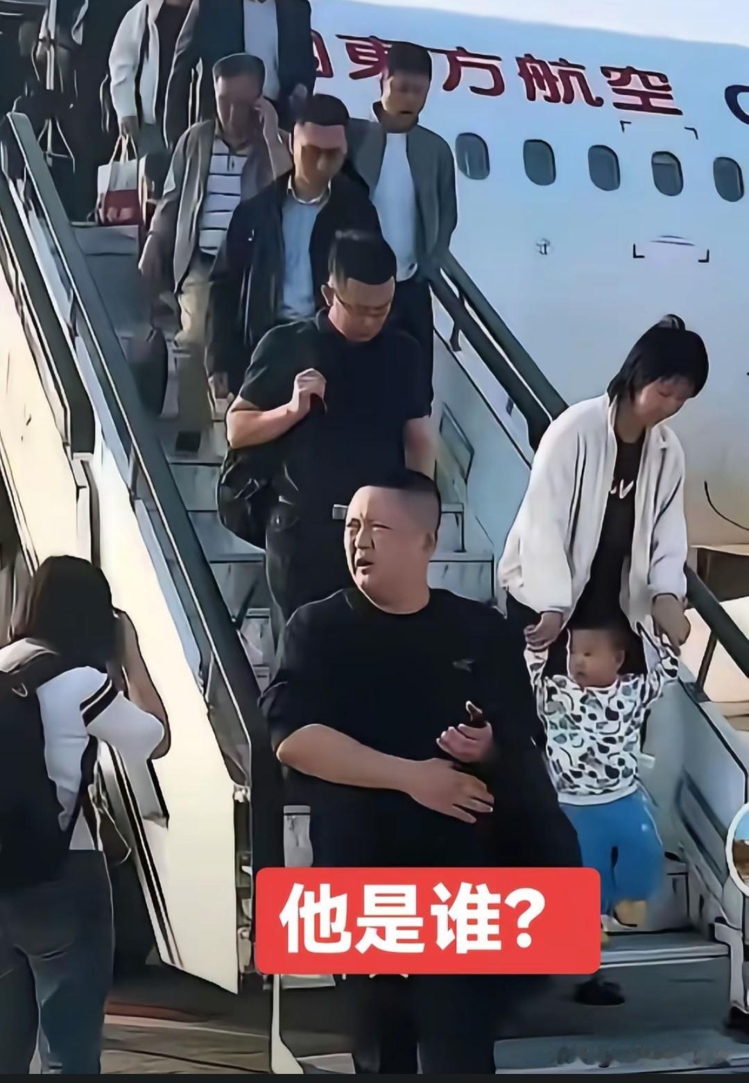 欧某某走下东航飞机的近照被曝光，从此以后他再也坐不了飞机了，这样的一件小事弄的人