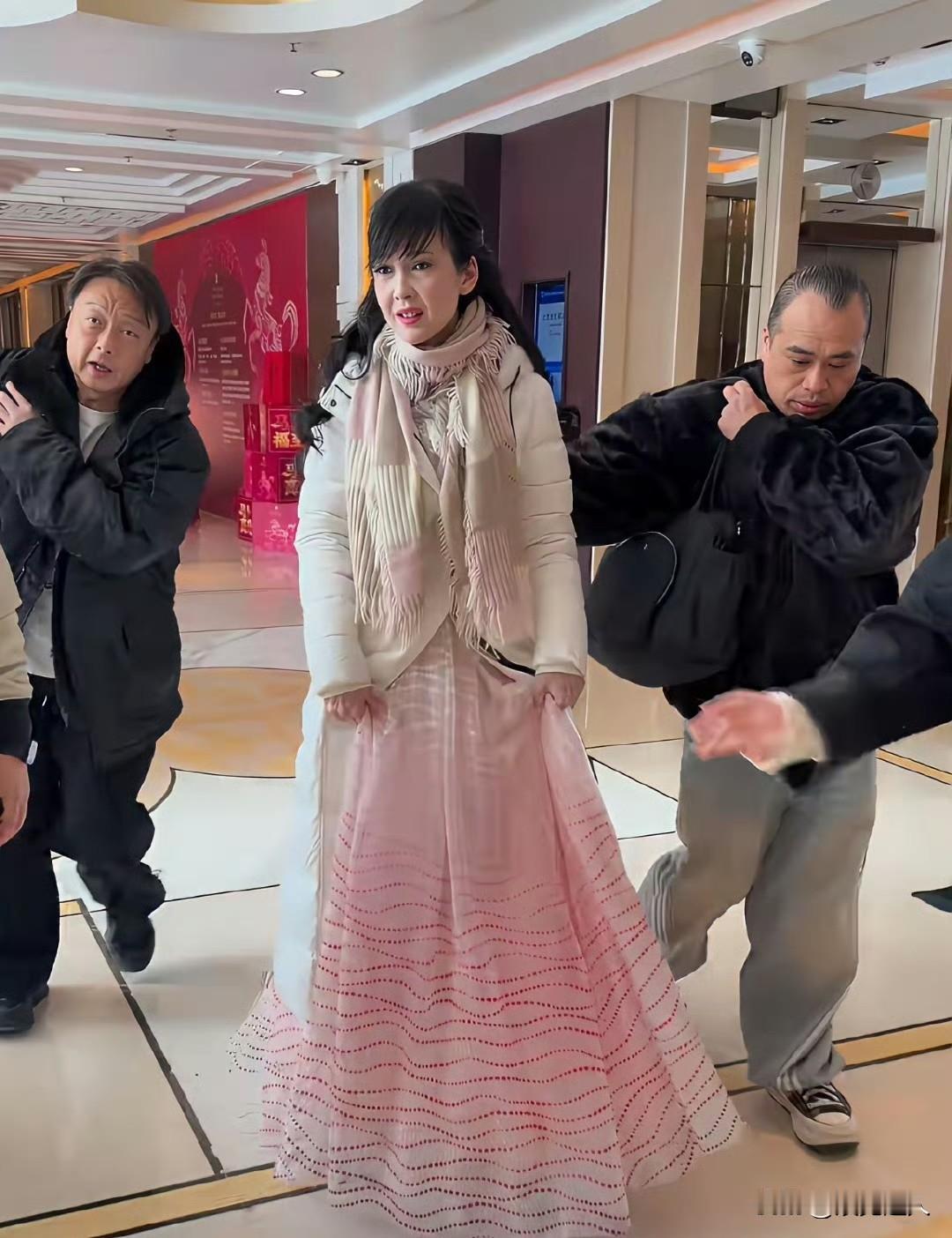 马年春晚，
竟然有她 ......
就在第四次联排的现场，居然拍到了周慧敏。
 