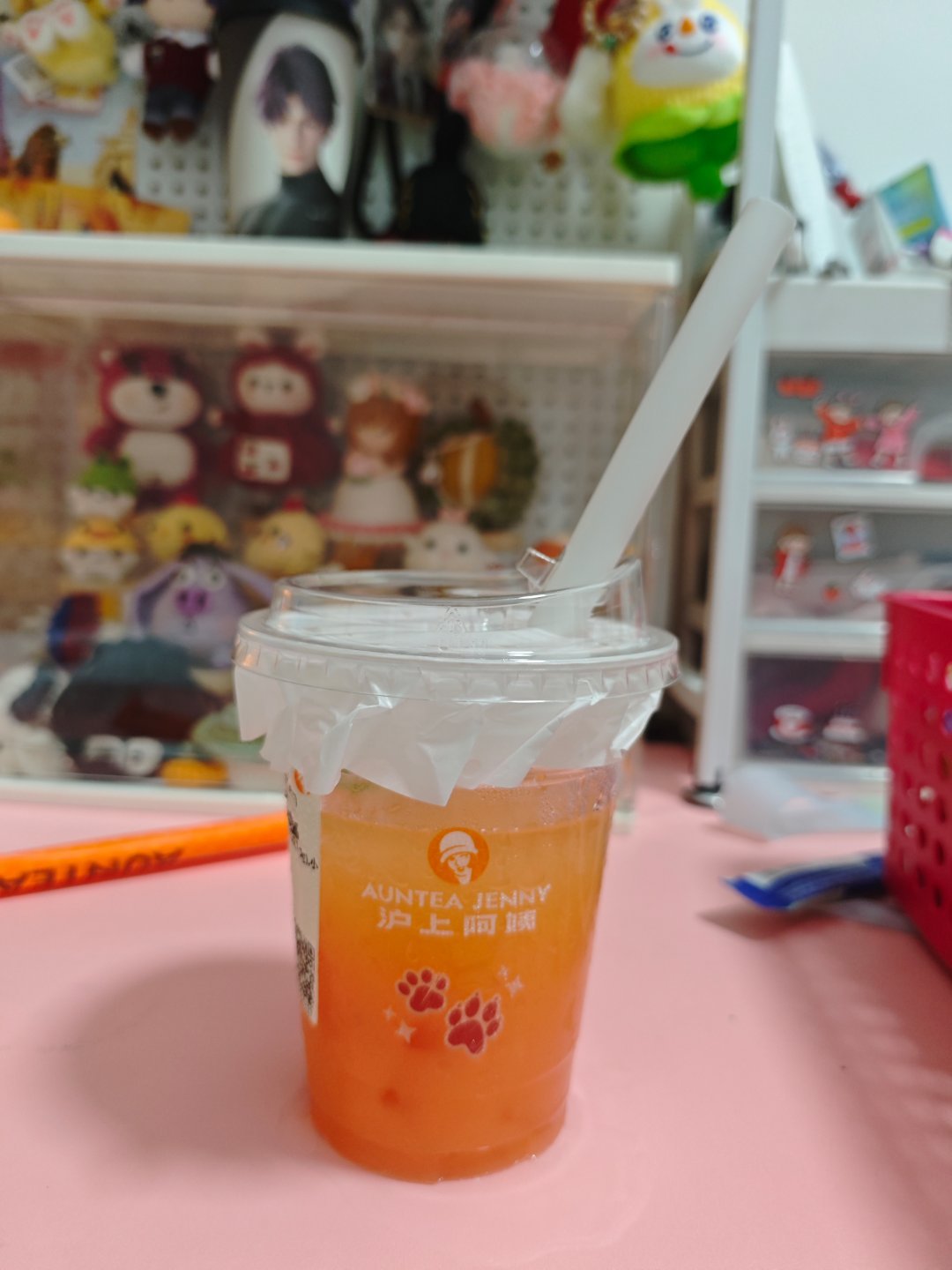 秋天快乐，秋天的第一杯奶茶喝起来 