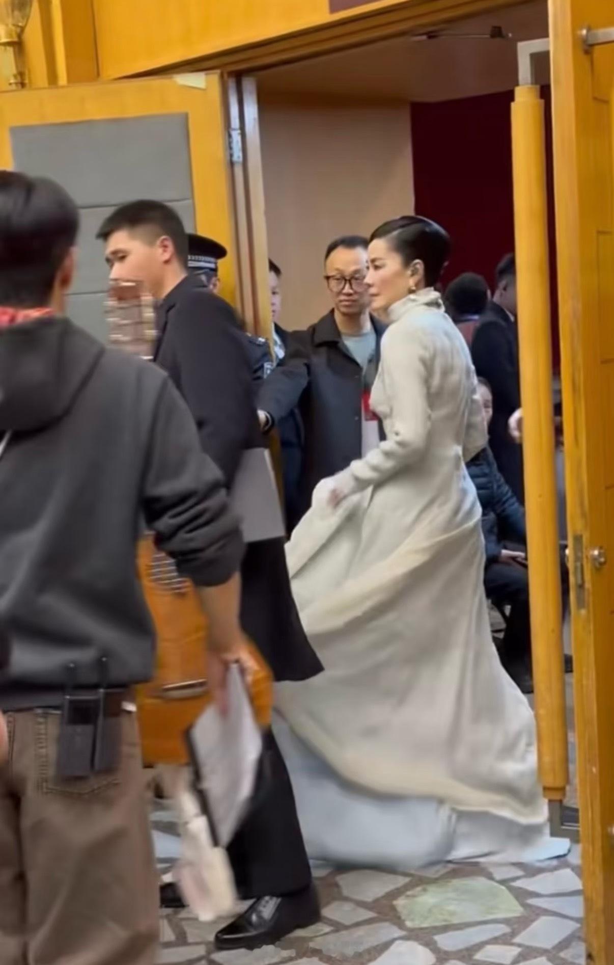 终于！王菲春晚后台路透王菲真的现身春晚了