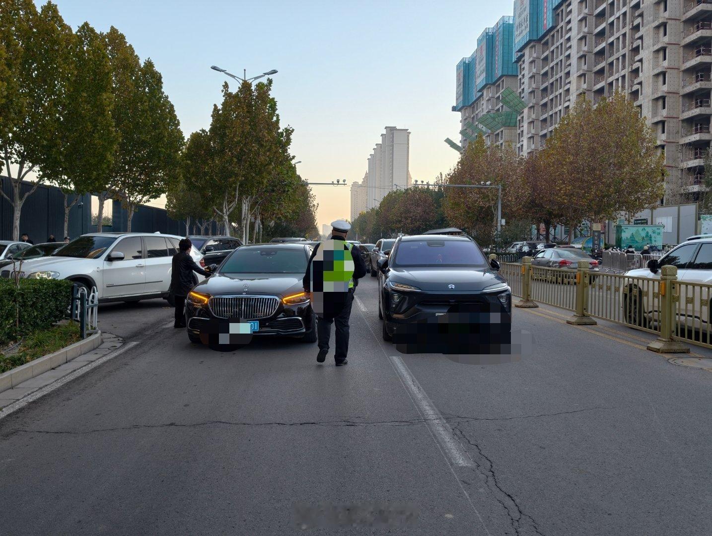 上班路上出事故了没想到这事发生在自己身上还好人都没事就是得耽搁上班了 