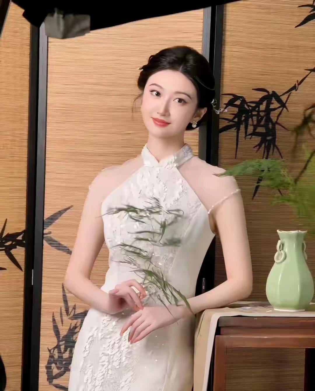 一袭浅装雅韵生，
身姿妙漫险风情。
顾盼生辉倾四座，
浅笑嫣然醉千般。