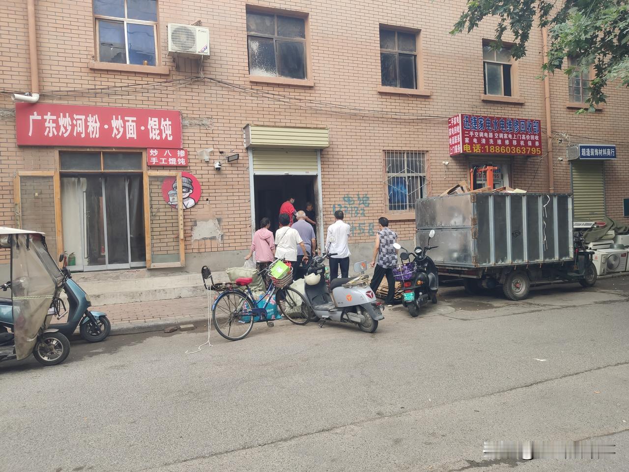老年人因为经历过最艰难的年代，所以就无形中养成了节俭的习惯。现在虽然生活条件好了