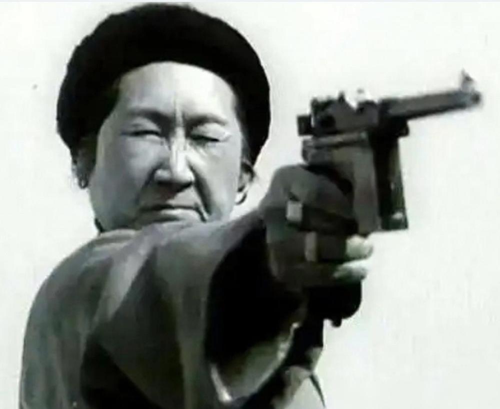 看看这三个女演员是怎样用盒子枪射击的：老演员胡朋扮演的双枪老太婆，射击时举枪与眼