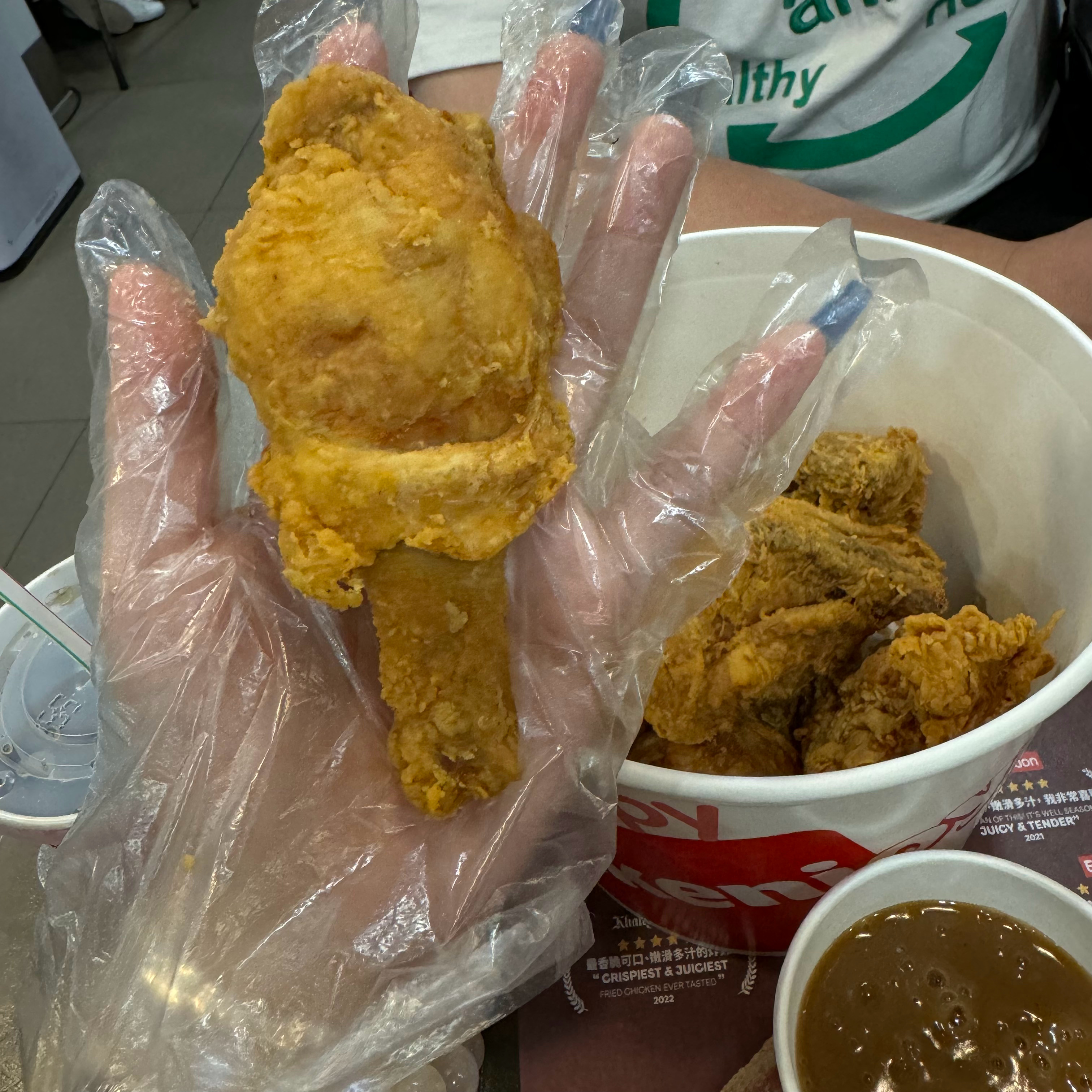 谁想陪我去香港吃jollibee啊我馋那个雷霆大鸡腿和薯条了。。。 