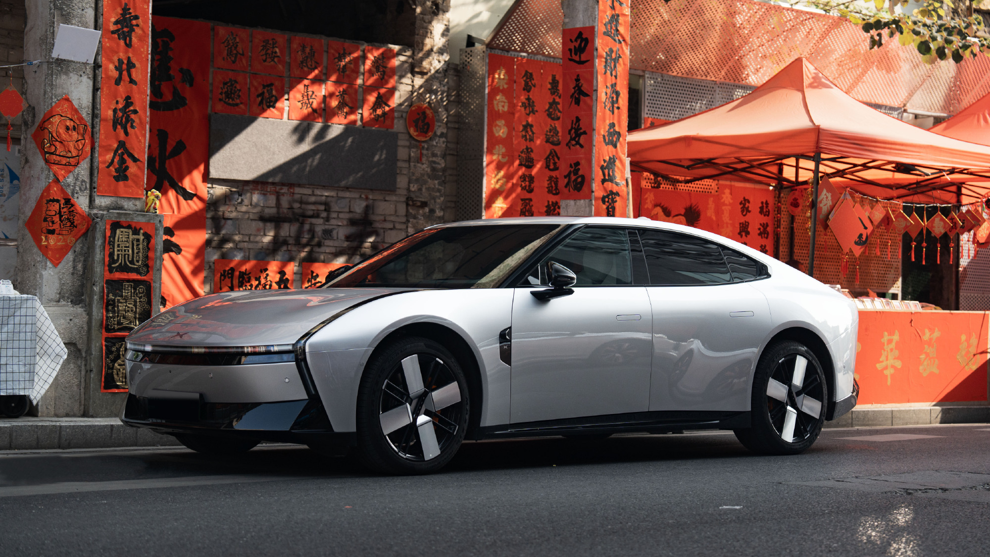 小鹏P7充满电大几百公里的续航，油价贵的时候比增程实用，而且充电也快，关键是我充