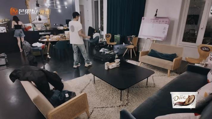 宋茜洗勺子把手烫到，侯明昊跑着去关心，侯明昊在团队里就像一个贴心的守护者呢[爱你