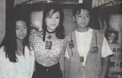 狄波拉挺会打扮的，她儿子谢霆锋很帅气呀，母子同框画面很美。
