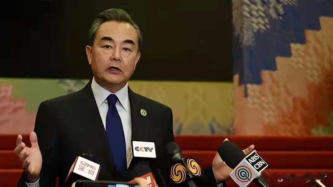 仁爱礁刚硬碰硬，马科斯扭头就把中国大使请进总统府。前一天还在海上动长棍，第二天就