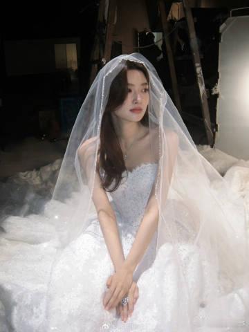 徐若晗晒温夏婚纱照 温夏的婚纱照，简直是让人心跳加速！每一张都像是温暖的梦，徐若