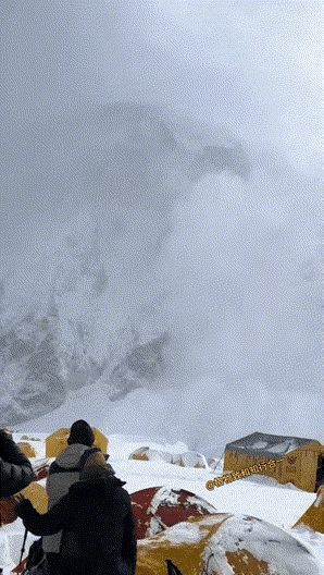 珠穆朗玛峰南坡发生了雪崩，不知道是真实的消息，还是虚假的消息，但是看画面所显示的