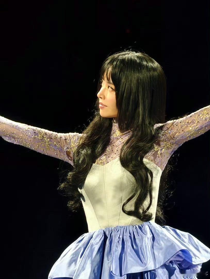 周杰伦蔡依林演出服破了同一个位置 双J先后登上鸟巢舞台，演出服破损的位置和角度高