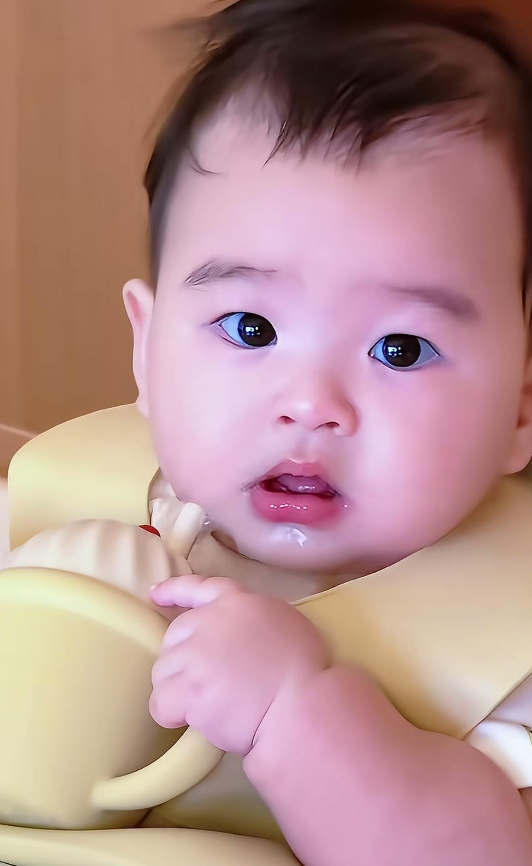 汪宝儿真是个可爱的宝宝，看到妈妈马筱梅给她送辅食来，他抓起奶瓶就喝了起来，那双会