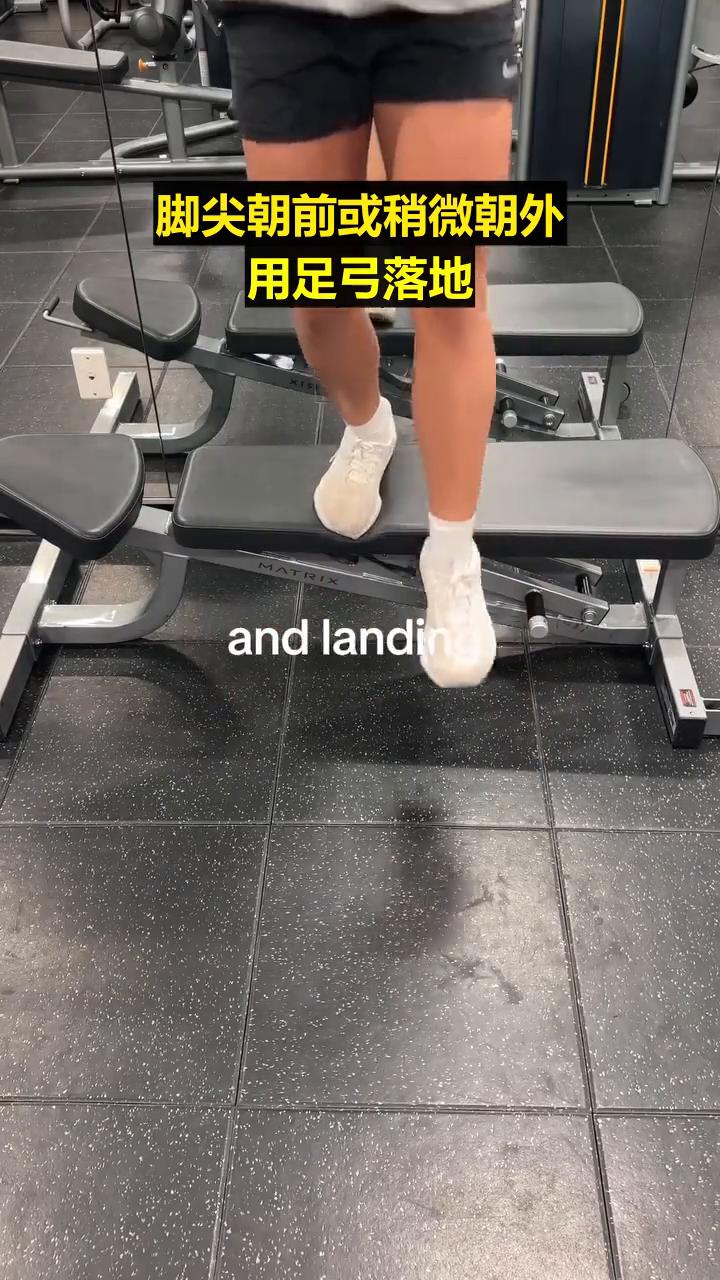 在做这些前得先学增强式训练的基础，那就是"吸收冲击"。因为如果你控制不了落地，你