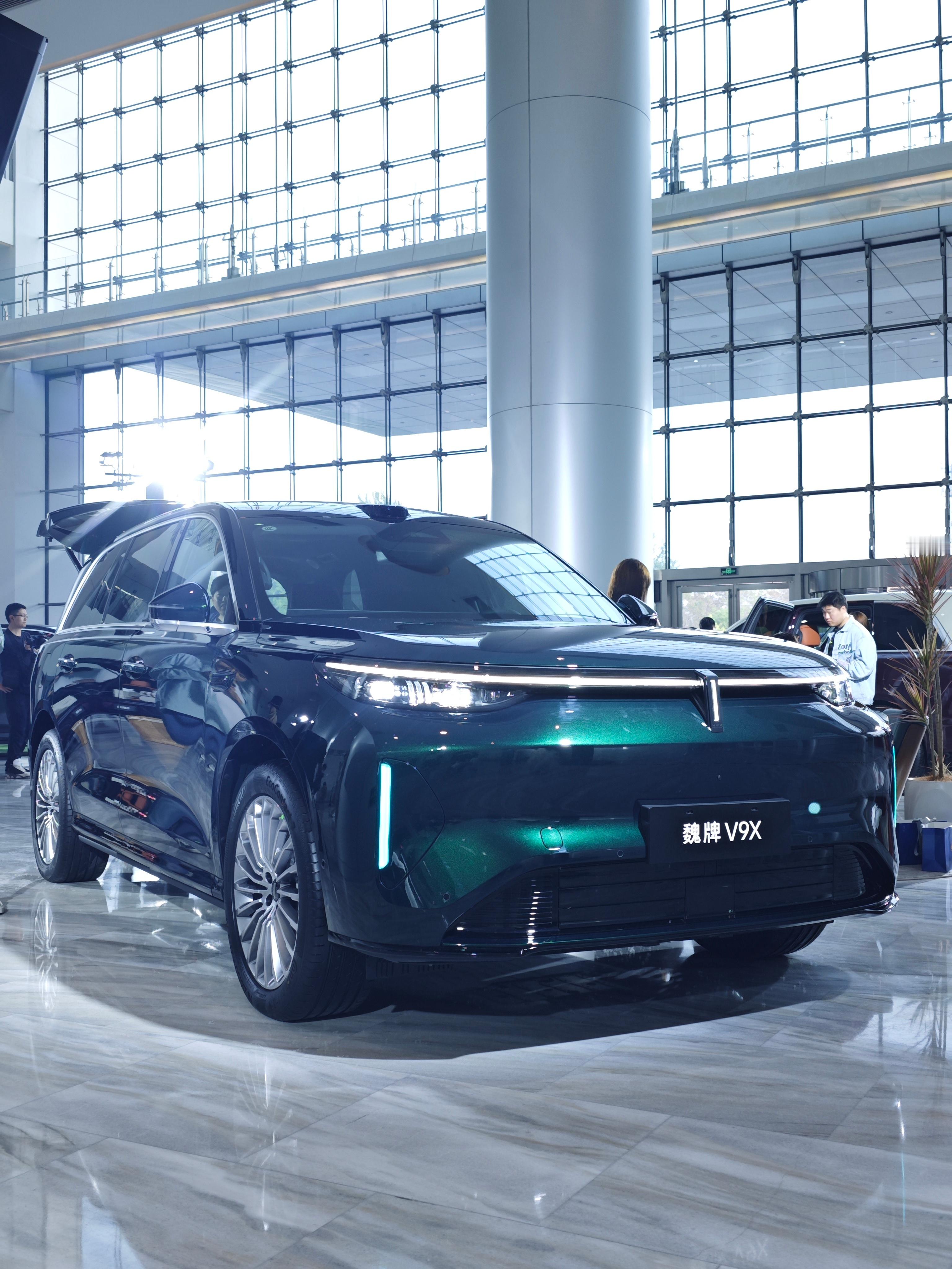 归元S平台打造的首款车型——魏派V9X，今天开启预售，现场给车弄的真温馨，不仅是