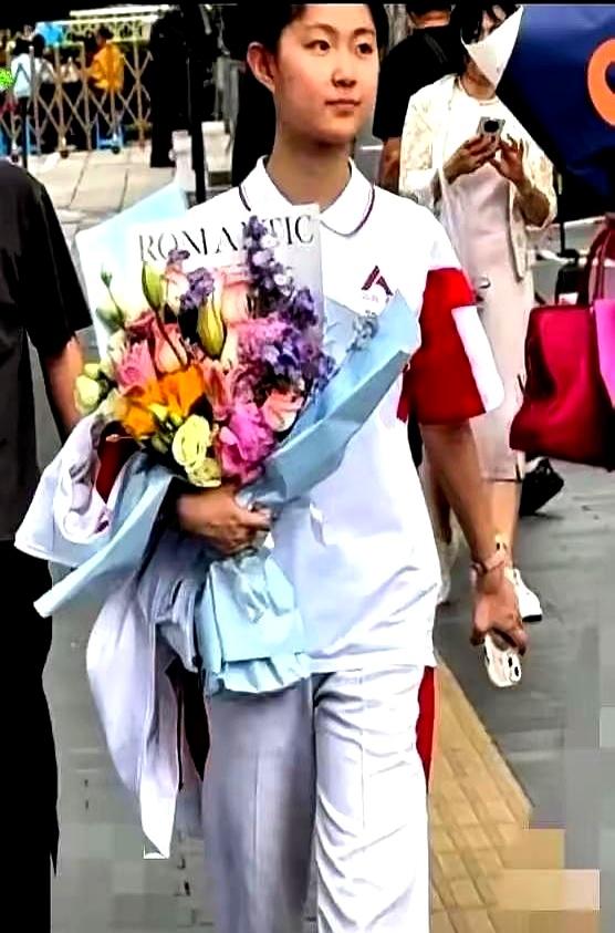 一个18岁姑娘，凭什么刚出考场就被全网追着骂“太装”？
就因为她面对镜头说话太稳