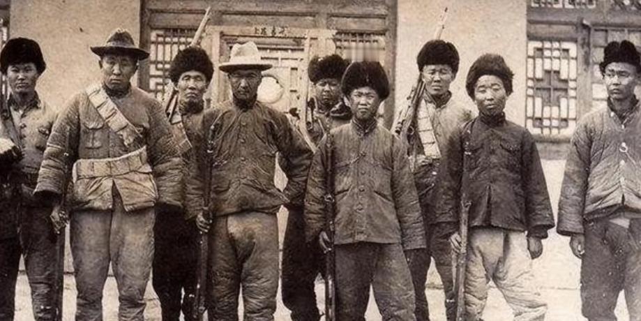 1946 年，100 多解放军，为投诚的 1000 土匪，举行欢迎仪式，却突然接