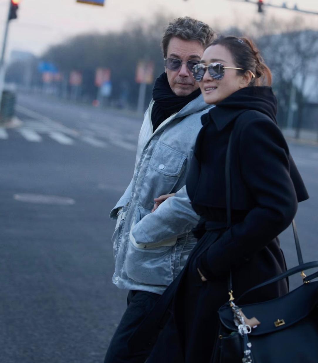 59岁巩俐和77岁老公米歇尔在北京中轴线逛街，俩人手挽着手，真的好甜蜜，像一对小