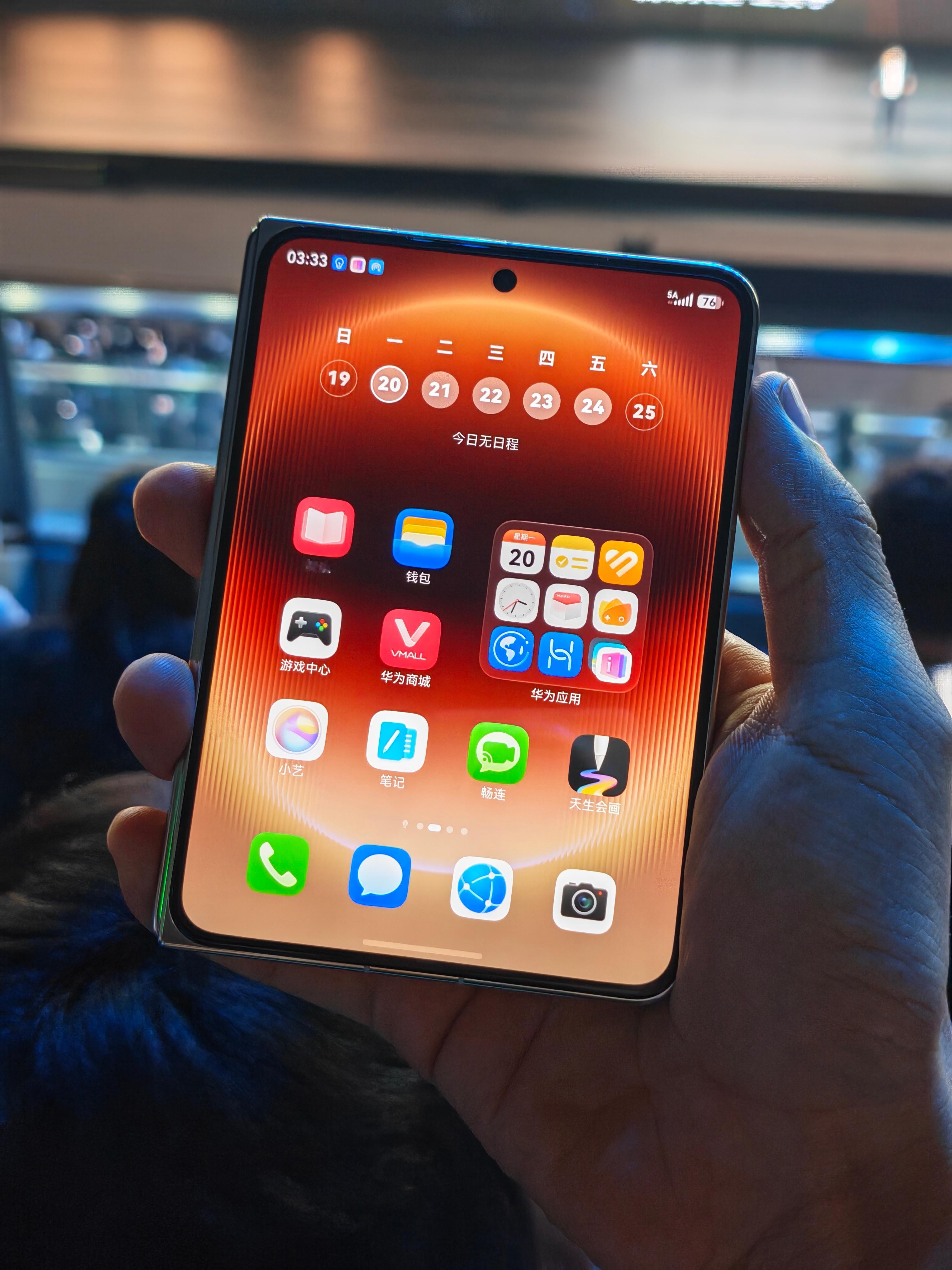 1万买华为折叠还是iPhone华为最近推出了横向阔折叠Pura X Max，售价