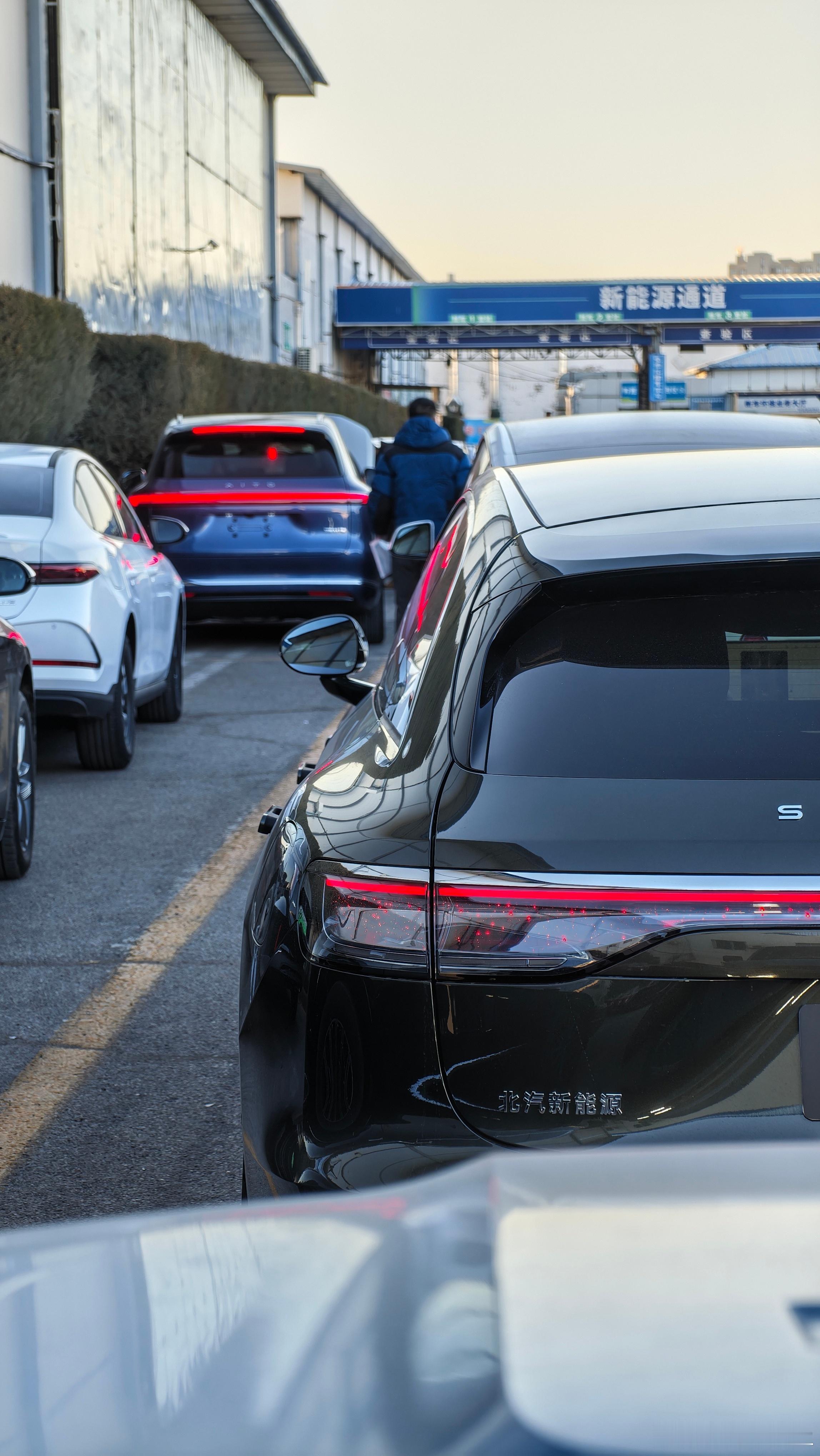 开年后的新车上牌检测场米系，界系，拉系的出镜率极高理想的i系也非常多在检测场旁边