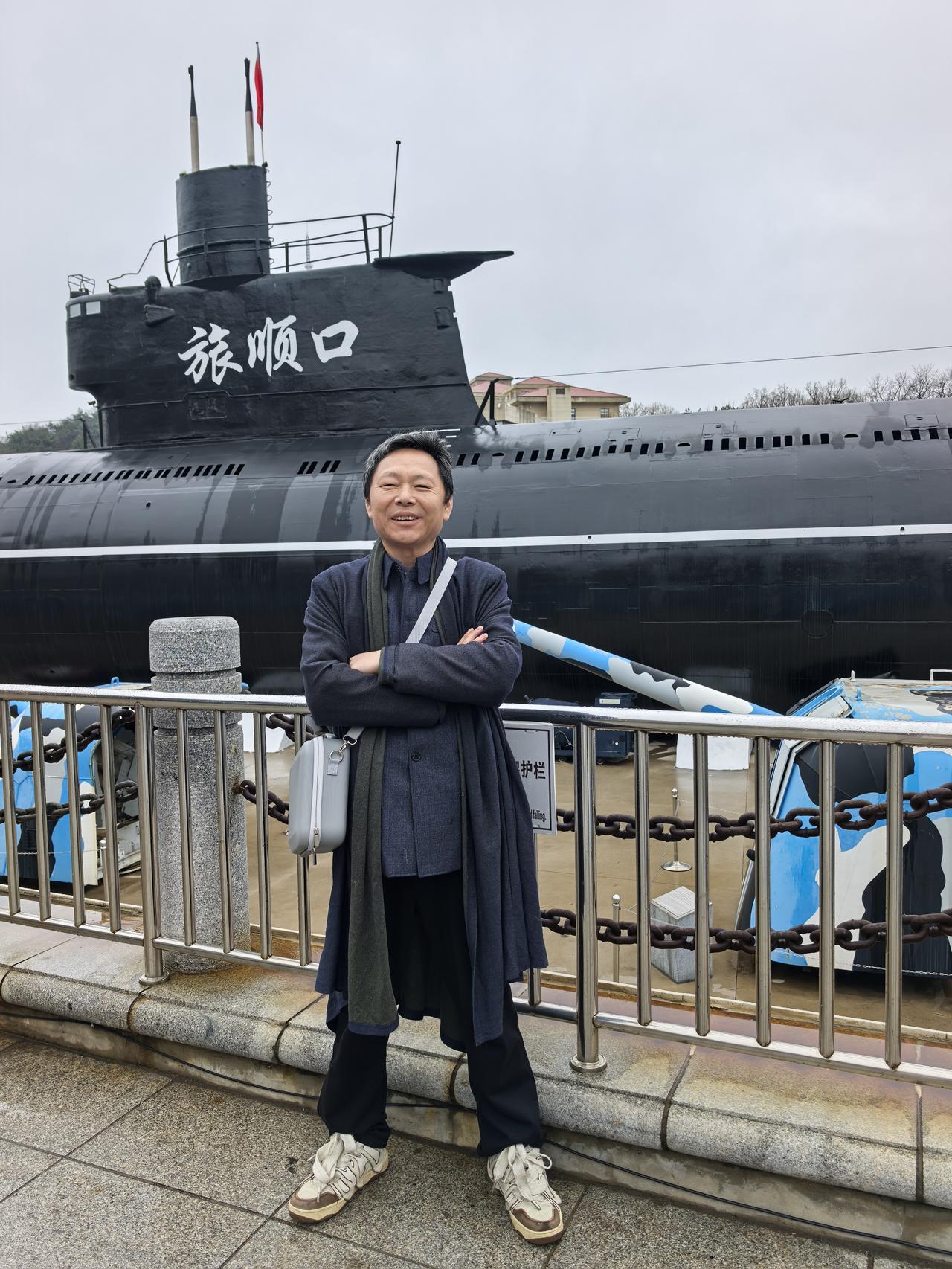 大连的渔人码头是一个网红打卡点，在回酒店的路上，大巴车在马路边停了下来，我连跑带