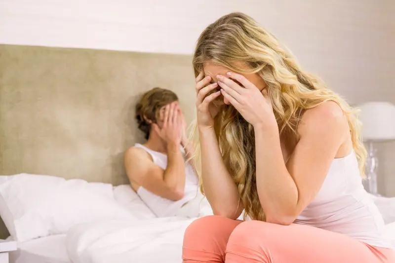 男人伤害妻子的三种表现：第一，缺乏尊重，否定妻子的价值，让她感到被轻视；第二，把